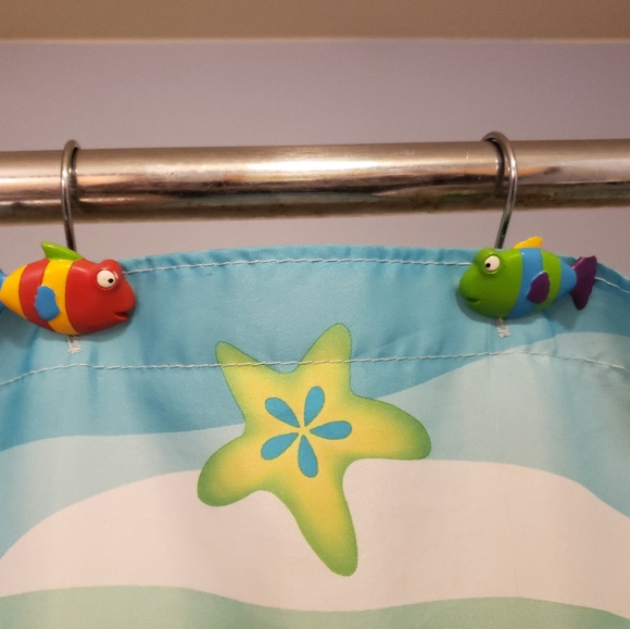 Fish shower curtain with matching holders - Picture 2 of 3